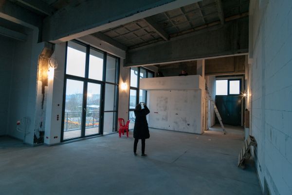Heizhaus-Studio 2.1 Blick auf verglaste Westseite, Hochgalerie und Eingangstür