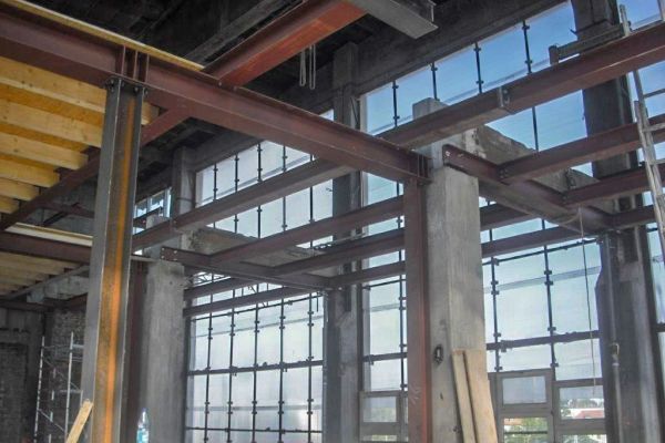Stahl-Betonpfeiler zum Etageneinbau werden verbaut